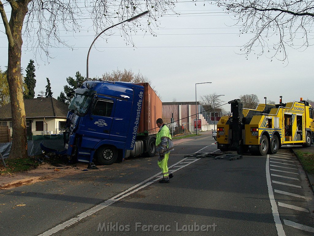 VU LKW gegen Baum Koeln Merheim Olpenerstr P378.JPG